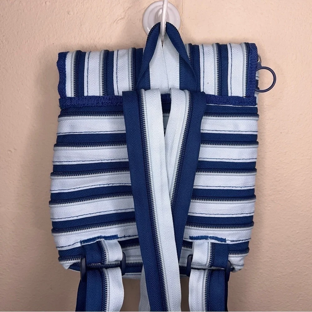 ZIP IT BRAND BACKPACK BLUE STRIPE PASTEL LIGHTWEIGHT TRAVEL